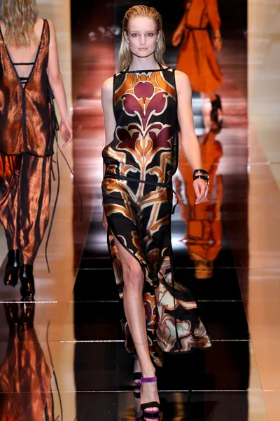 Look 16